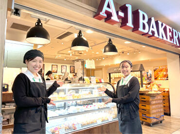 エーワンベーカリー東梅田駅店　【203】 いつも笑顔でいっぱいの温かい雰囲気も魅力のひとつ◎
チームワークバッチリです！