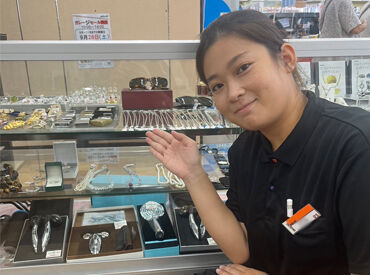 BOOKOFF 那覇与儀店 未経験・ブランク有の方も大歓迎！
特別な知識や経験がなくてもOKです♪
扶養内で家計の足しや年金の足しにも◎