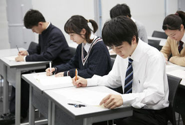 《未経験の方も大歓迎♪》
毎年多くの大学生・大学院生が活躍しています！
友達との応募も大歓迎♪
※画像はイメージ