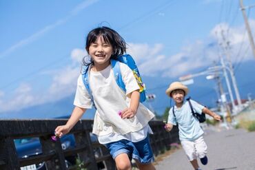 株式会社アンフィニ　(勤務地：つくば市香取台小学校児童クラブ) 遊んだり宿題を見たりおやつを食べたり…
一緒に遊ぶことも大事なお仕事◎
「将来、保育士を目指している」
という学生も歓迎★*