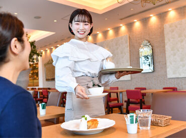 ★働きながら学べる環境
季節限定のパスタやスイーツが人気!
お茶の知識や、おいしい紅茶の淹れ方もマスターできます。