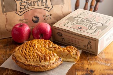 GRANNY SMITH APPLE PIE & COFFEE 青山店 定番や季節のアップルパイは常時7～8種類♪
大手とのコラボ商品など、豊富なバリエーション!!