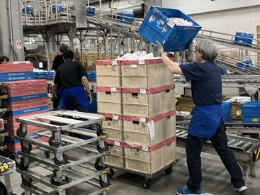株式会社カワタキコーポレーション 相模センター 10～50代まで幅広い世代のスタッフが活躍中♪
「最初はココをこうやって…」などと先輩が
丁寧にレクチャーします！