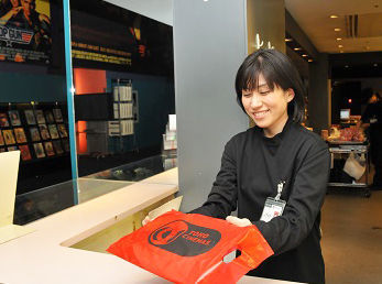 TOHOシネマズ 高知 ★対面面接、ありません！★
WEB応募→録画面接→電話面接と
採用まで"オンライン上"で完結♪
履歴書も不要なのも嬉しい◎