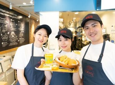 bb.q OLIVE CHICKEN cafe　 ポンテポルタ千住店（オリーブチキンカフェ）【AP_1442_1】 ＜お仕事はカンタンなことからStart！＞
先輩が教えるので安心☆
ひとつずつ覚えて...
＼できることが増えて楽しくなる♪／