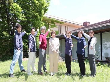 児童心理治療施設　あゆみの丘 チームワークと仲の良さが自慢のスタッフ★
「笑いと笑顔がたえないおうち作り」をモットーに一緒に働いています◎