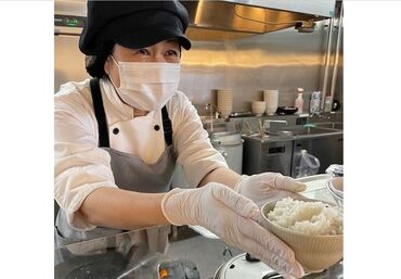 グリーンホスピタリティフードサービス株式会社_社員食堂_0H4051 お仕事はとってもシンプル♪
家庭での家事経験がそのまま活かせます！
