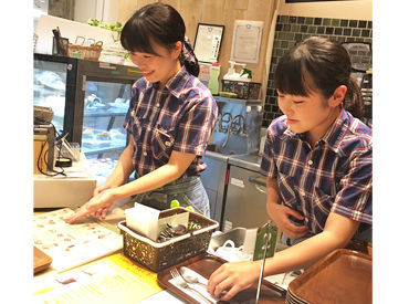 グリーンリーフカフェ イオン姫路大津店【045】 ＼お友達との応募もOK／
「土日メインで」「ランチタイムだけ」
「Wワークで」など希望の働き方をココで実現♪