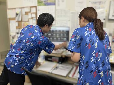 ≪改札口横の事務所では具体的になにしているの？≫
駅に到着するモノレールの発着・遅延等が発生していないか確認しています◎