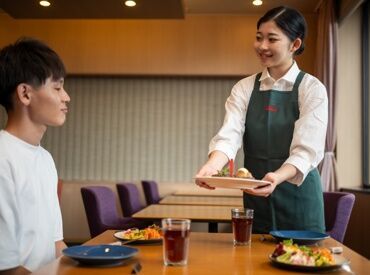 らーめん山頭火札幌宮の森店 チームワークが自慢の職場です◎
子ども~大人まで楽しめる空間だからこそ、
未経験から始める方でも安心して働けます♪
