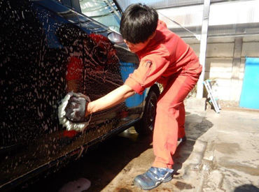 ▼基本は車両の洗車メインなので、
お掃除やキレイにするのが好きなら◎
現在働くスタッフさんも、”初心者スタート”ばかり！