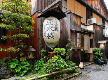 豆水楼　木屋町店 ＼京都ならでは…／
鴨川の納涼床で風情を感じられる
落ち着いた雰囲気のお店です♪