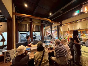 だいやす 京の台所“錦市場”内にある人気店♪
活気ある市場から店内に入ると…京都らしい「和」を感じる空間が広がっています◎