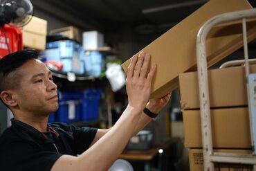 未経験の方も大歓迎★
コツコツ&モクモク働ける、仕分け・ピッキング作業!
カップ麺などの食品がメインなので、負担なし!