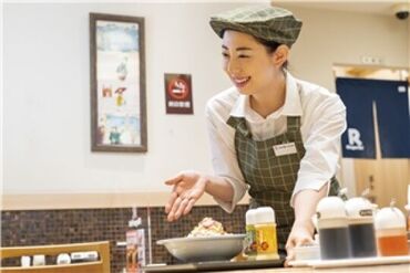 リンガーハット　エミフルMASAKI店 社員や先輩スタッフはみんな気さく♪
わからないことはなんでも気軽に聞いてくださいね★