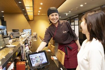 にぎり長次郎　京阪交野タウン店 まずは元気な挨拶と笑顔の対応から始めましょう！
一人前になるまでみんなで支えるので安心して下さいね◎