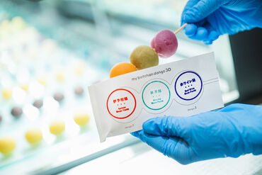 my botchan dango 30　※2025年4月18日（金）オープン 定番の抹茶・こしあん・黄身餡に加え
いちごやりんご、紫芋など多彩なフレーバーをご用意♪
社割でお得に味わうこともできます◎