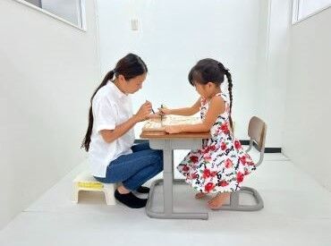 \主婦(夫)さんも働きやすい♪/
家庭都合やお子さんの体調不良等による
お休みも柔軟に調整OKです!
久々のお仕事復帰も応援!