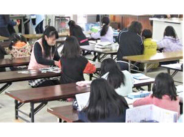 亀岡市教育委員会　社会教育課（勤務地：亀岡市内の小学校） 子どもたちの笑顔に元気をもらえる♪
一緒に過ごすうちに仲良くなって
気軽に話しかけてくれるように！
やりがい＆喜びたっぷり