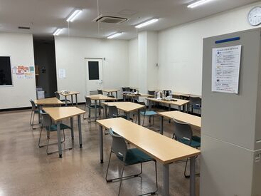 広々とした休憩室もあります♪
自動販売機なども完備◎
休憩時間はゆっくり休める環境も整っています！