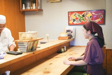 料理かもせん 接客マナー・スキルが身に着く!!
「就活にも活かせた」と学生さんからは嬉しい声もいただいています♪
＼初心者さん大歓迎／