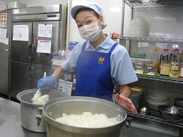仕込みや調理が中心のシンプル作業！
未経験も安心してスタートできる♪
無理なく続けられて扶養内勤務も可能！働きやすい職場★