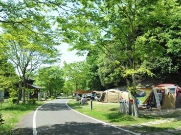 大人気スポット『まんのう公園』で働こう♪
未経験から契約社員で安定勤務◎
交通費支給＆ボーナスありの待遇もバッチリ！