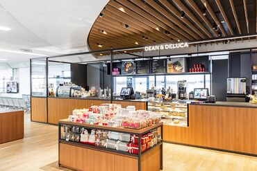 DEAN & DELUCA（ディーンアンドデルーカ） CAFE 成田空港第2ターミナルサテライト店 商品の説明など"食"を通じて
お客さまとお話しする機会もたくさん♪
『話すことが好き』そんな方にオススメです＊