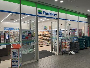 高校生/大学生/主婦(夫)/フリーターなど、み~んな大歓迎!キレイなガラス張りのオフィスビルがお店の目印です★☆