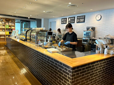 リフレッシュできる植物と木目調の作りがお洒落なCAFE
お客様は社員さんだけなので、温かい雰囲気の中で働けます♪