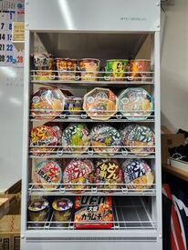 熊本の味　馬刺し屋 なんと！ランチにカップ麺やカップ春雨など1個まで毎日ただ◎
20代～60代の幅広い世代のスタッフが活躍中♪