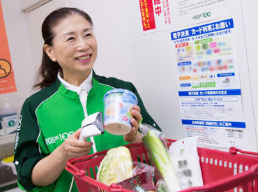 お菓子、ドリンク、食料品、雑貨などいろんな商品が100円♪
働きながら「これも100円なんだ!!」なんて発見もできて楽しい◎