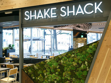 シェイク シャック アトレ恵比寿店 ★メンバーの仲の良さも魅力！
学生～主婦(夫)の方まで、年齢の壁はありません◎
一緒に"Shake Shack"体験をお届けしましょう！