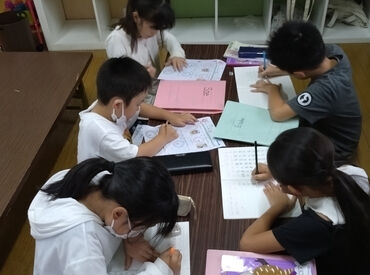 英会話学童保育アップル ＜日祝休み★＞
週3日～シフト調整可能でご家族との予定も合わせやすい◎
「平日のみ」など勤務曜日の相談もお気軽に♪
