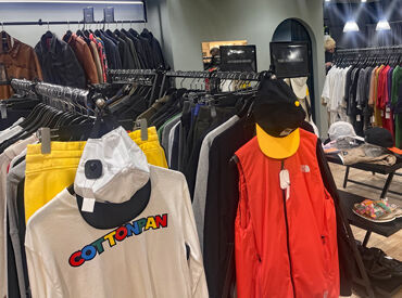 カインドオルなんばウォーク店 販売・接客から始めて、買取のお仕事まで…♪
ブランドに関する知識が働きながら身につくので、自分の成長にテンションUP◎