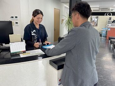 HVレンタカー那覇空港営業所 レンタカー受付業務です◎
車の貸出や返却についてなど
お客様の対応をお願いします！