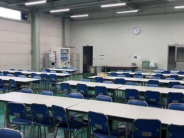 とっても広い食堂あり！
幅広い年代のスタッフたちと、いろんな情報を交換しています♪
みんな優しいひとばかり♪