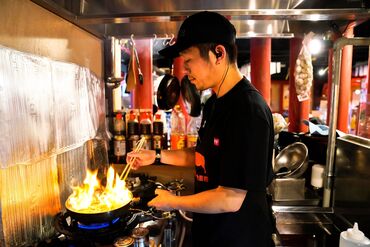 料理長候補として新橋エリアで働く方を募集しています。駅チカなので通勤にも便利です。仲間と一緒に店舗を盛り上げましょう！