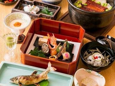 銀座　すが家 お席はカウンター、個室が2部屋。
店主の気さくな人柄もあり、高級感があるのに
お客さんと距離が近い温かな雰囲気です◎