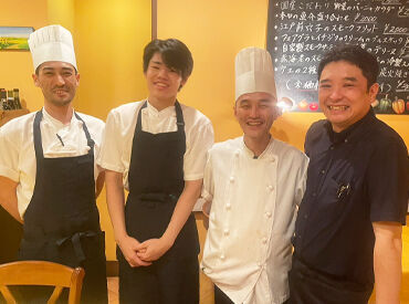 トラットリア・コッレ 幅広い層のスタッフが活躍中★
飲食経験者の方はスキルを活かしてお仕事できる環境♪
フォロー体制も充実です◎