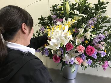 有限会社 匠 Ｑ：お花の知識は全くありません大丈夫ですか？
Ａ：名前は分からないけど"花は好き"そんな方なら
きっと楽しく働けるハズです！