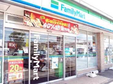ファミリーマート 熱田六番町店 ＼経験がなくてもOK／
コンビニの基本接客から運営など…
「お店づくりの楽しさ」まで教えます♪
※東海北見田店の写真です