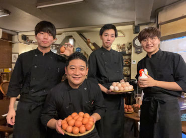 喜三郎農場 【真ん中が店長です＊】
とっても穏やかで優しい店長は卵が大好き♪
「面接はお仕事の話以外もざっくばらんにお話ししましょう」