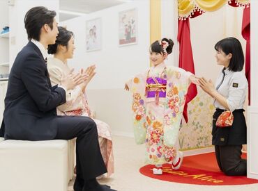 ★スタジオアリスの受付のお仕事★
写真の知識がなくても大丈夫！
未経験の学生・主婦さんや
女性スタッフが沢山活躍中♪