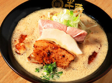 麺家 半蔵製麺（はんぞうせいめん） 飲食初心者さんも安心！
"食券制"だからオーダー確認がしやすい◎
まずは「いらっしゃいませ」の挨拶ができればOK！