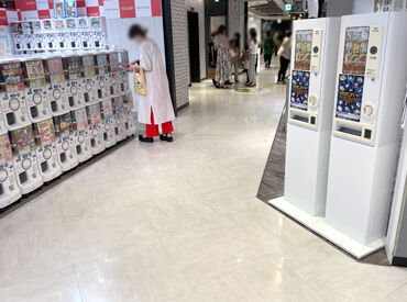 自分の好きな作品がグッズ化したり、
作家さんと一緒にお仕事できたり…
ワクワクしながら勤務できます◎