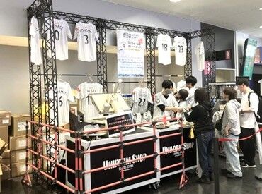 プロ野球の熱気を間近で感じながら、仲間と一緒に楽しく働ける公式グッズショップです♪