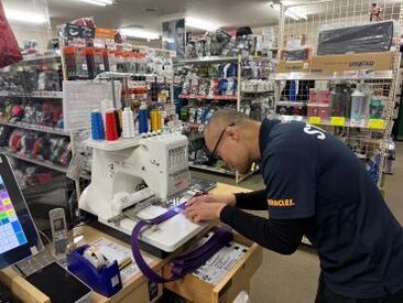 グローブなどの商品がズラリと並ぶ店内！
仕事は簡単で、品出しや商品整理など、
格闘技の知識や経験がなくても大丈夫です！