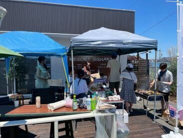 RESORT SQUARE （リゾートスクエア） 天気の日は外のウッドデッキにて
家族でBBQも行うほどの仲の良さです！
アットホームで働きやすい職場です☆