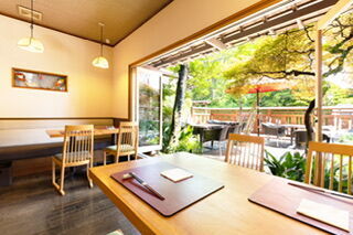 季節料理 あら珠 赤い和傘が目印の"和"の雰囲気漂うお店
海外からいらっしゃる方も多いので
語学を学びたい方にもオススメ！